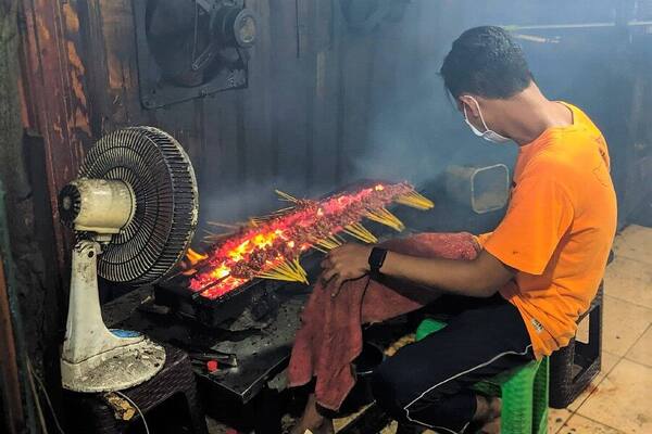 Sate Babi Bawah Pohon: Sate Babi Legendaris Bali di Legian