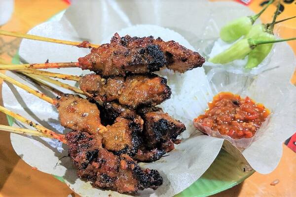 Sate Babi Bawah Pohon: Sate Babi Legendaris Bali di Legian