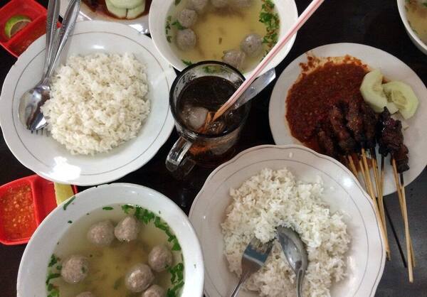 Sate Plecing Arjuna, Denpasar: Sambal Pedas Legendaris di Balik Antrean Makan Siang