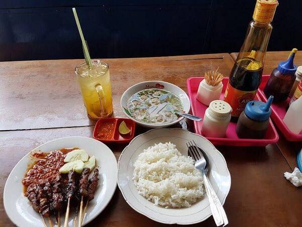Sate Plecing Arjuna, Denpasar: Sambal Pedas Legendaris di Balik Antrean Makan Siang