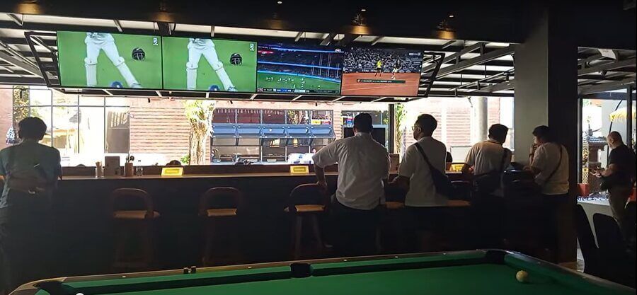 Before You Go to Chook & Roos Legian: Name, Screens, Tables