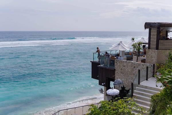 Sebelum ke Klive Beach Club Ungasan: Harga Dek, Jam, dan Cara Pulang