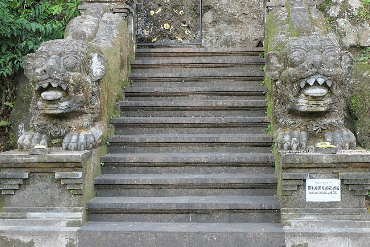Pura Durga Kutri, Blahbatuh: Stairs, Sarong and Donation