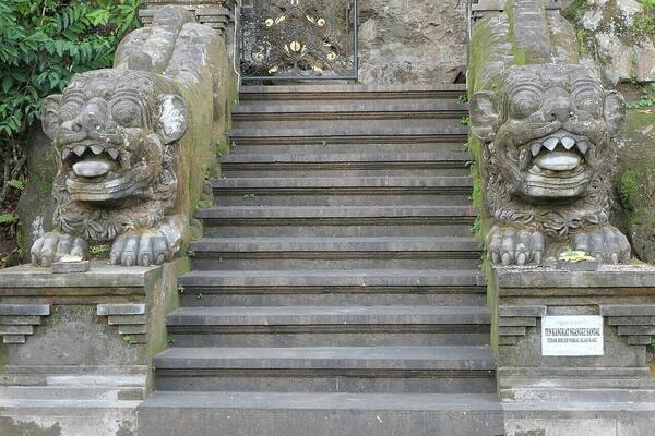 Pura Durga Kutri, Blahbatuh: Stairs, Sarong and Donation