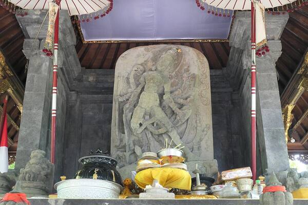 Sebelum ke Pura Durga Kutri Blahbatuh: Tangga, Kain, dan Donasi