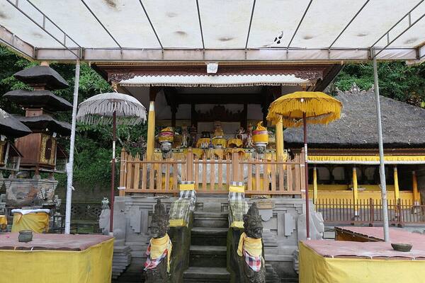 Sebelum ke Pura Durga Kutri Blahbatuh: Tangga, Kain, dan Donasi