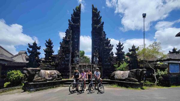 Sebelum ke Pura Gunung Raung Taro: Aturan, Donasi, Jadwal Odalan