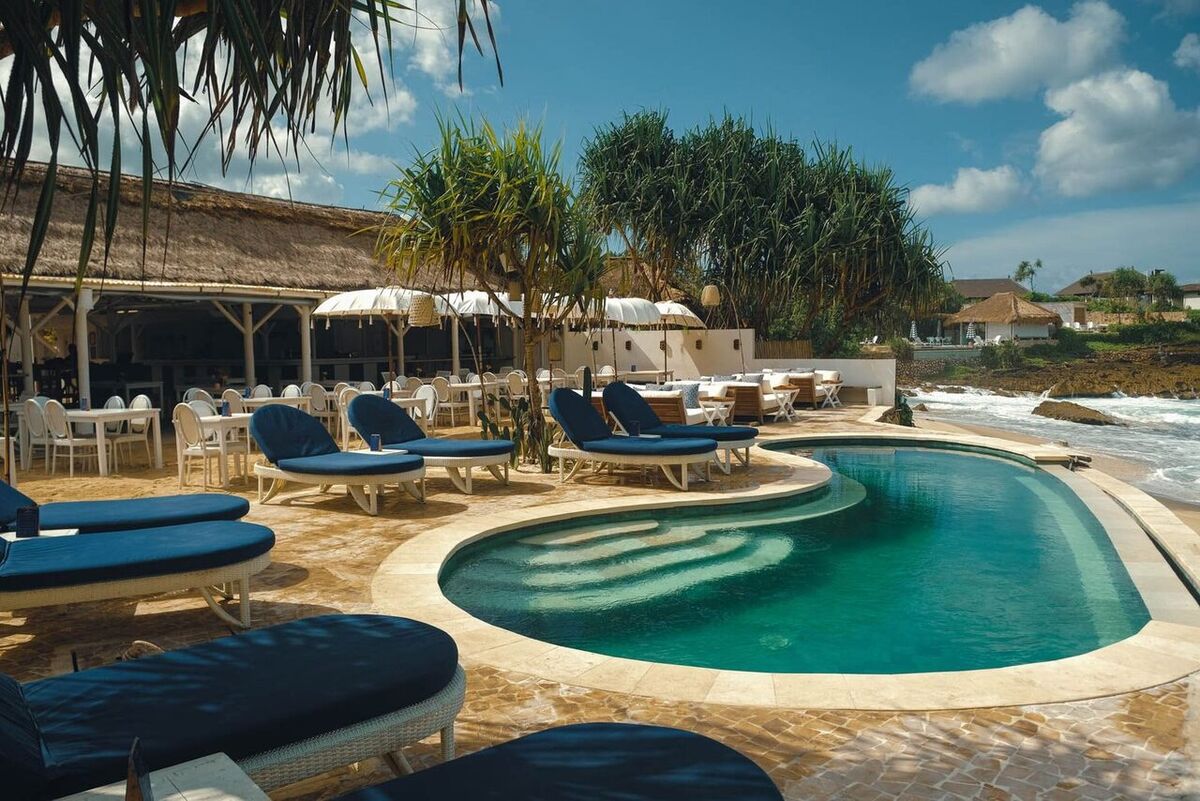 렘봉안 Sandy Bay Beach Club 가기 전에: 가격, 해피아워, 배편