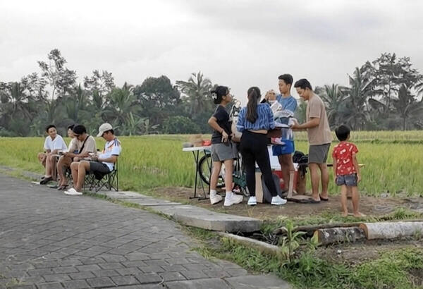 Sebelum ke Subak Bregiding, Ngopi di Pematang Sawah Pangsan Badung