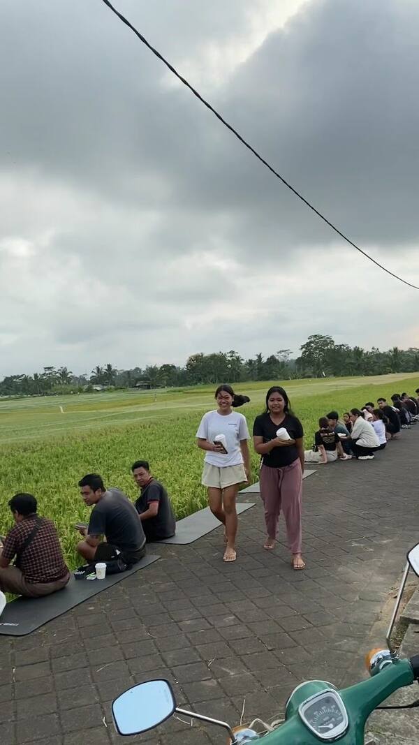 Sebelum ke Subak Bregiding, Ngopi di Pematang Sawah Pangsan Badung