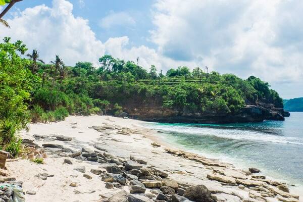 Secret Beach Nusa Ceningan: Layak Didatangi atau Cukup Dilihat?