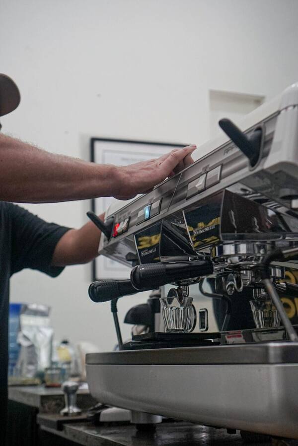 Seniman Coffee Studio Ubud: Roastery Kopi Specialty di Jalan Sriwedari