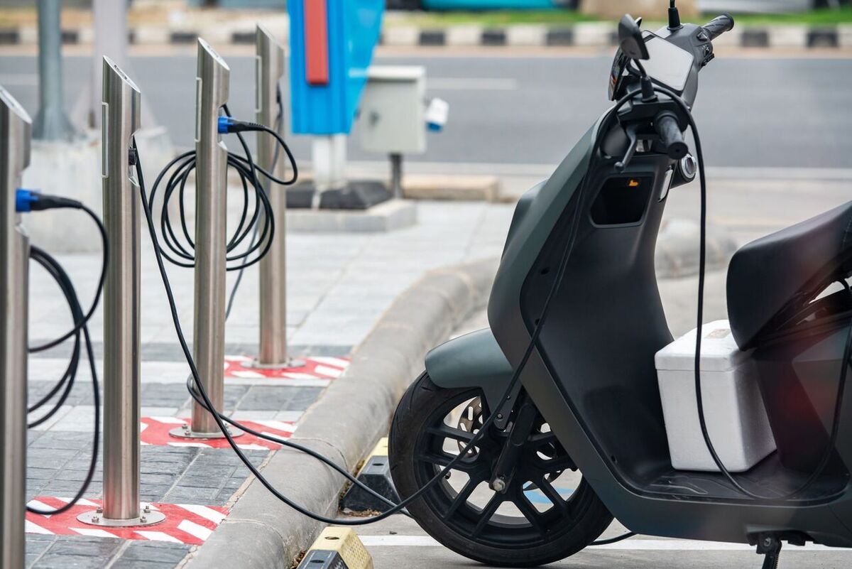 Elektroroller und E-Auto mieten auf Bali 2026: Kosten, SPKLU, Routen