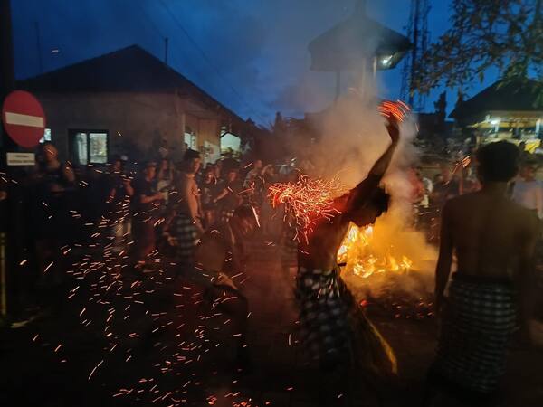 Siat Geni in Banjar Nagi, Ubud: Der Kokosnussschalen-Feuerkrieg in der Pengerupukan-Nacht
