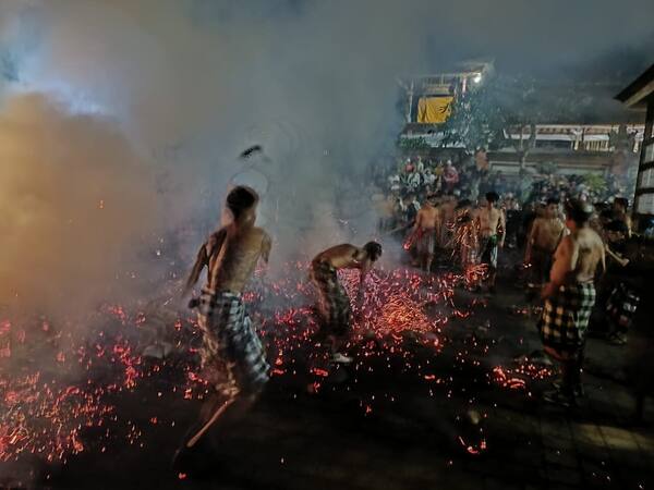 Siat Geni Banjar Nagi, Ubud: Perang Api Sabut Kelapa di Malam Pengerupukan