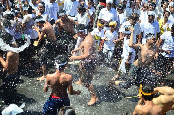 Siat Yeh Jimbaran: Perang Air Sehari Setelah Nyepi yang Hanya Ada di Bali