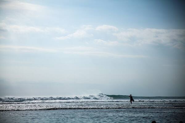 Single Fin Uluwatu: Sunset Session Minggu yang Legendaris
