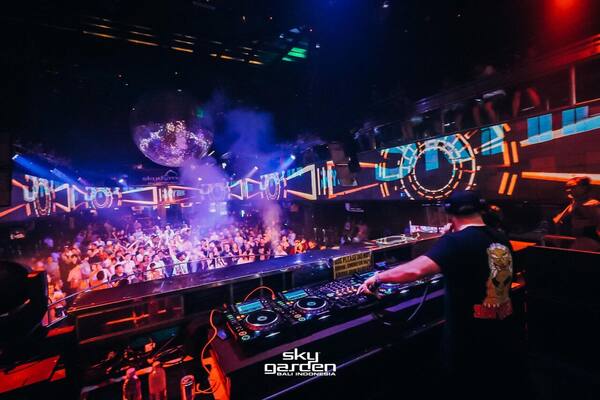 Sky Garden Bali di Jalan Legian, Kuta: Panduan Klub Malam Multi-Lantai Paling Ikonik 2026
