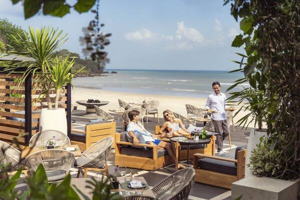 Sundara Beach Club Jimbaran: Sehari Santai di Kolam Infinity 57 Meter