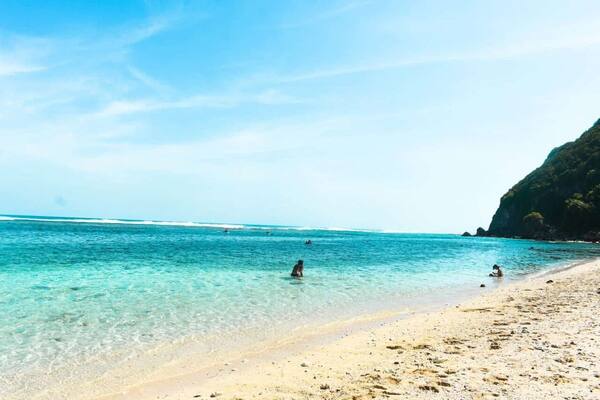 Sundays Beach Club Uluwatu: White Sand, a Cliff Lift, and Sunset Bonfires