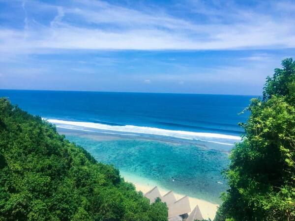 Sundays Beach Club Uluwatu: Pasir Putih, Lift Tebing, dan Api Unggun Senja
