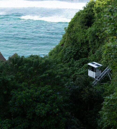 Sundays Beach Club Uluwatu: Pasir Putih, Lift Tebing, dan Api Unggun Senja