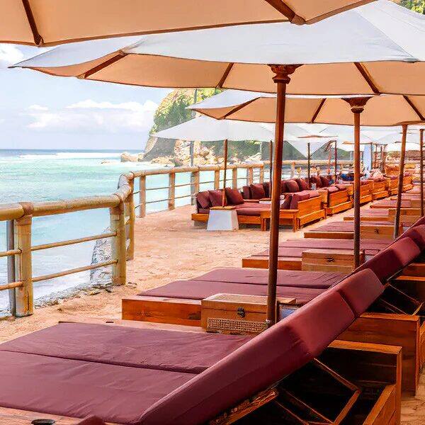 Sundays Beach Club Uluwatu: Pasir Putih, Lift Tebing, dan Api Unggun Senja