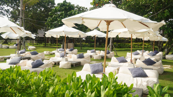 Sunset Beach by Mrs Sippy Seminyak: Daybed Prices and Menu