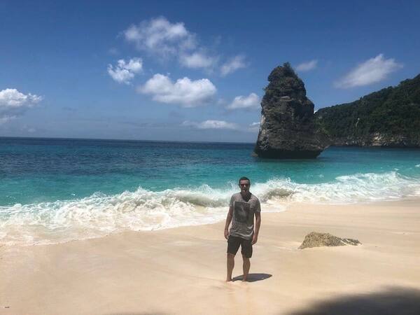 Suwehan Beach Nusa Penida: Pantai Tersembunyi di Balik Tebing Curam