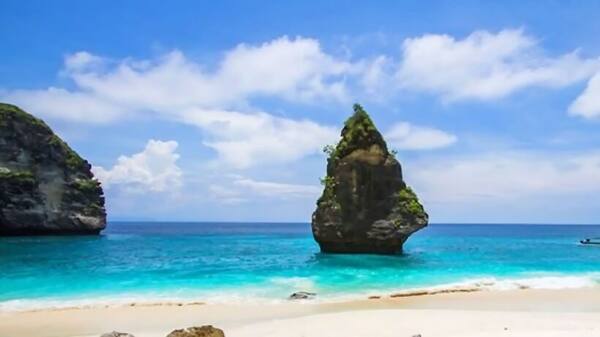 Suwehan Beach Nusa Penida: Pantai Tersembunyi di Balik Tebing Curam