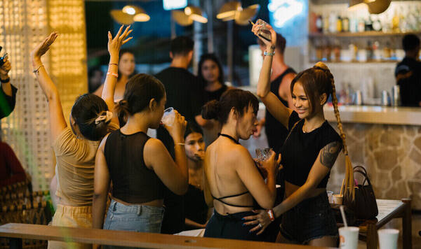 Swingers Tapas Bar Canggu: Ayunan 40 Meter, Tapas, dan Harganya