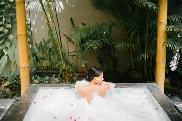 Taman Air Spa Bali: Vila Taman Air, Mandi Bunga, dan Jacuzzi Pribadi