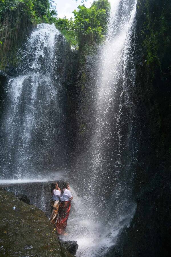 Taman Beji Griya Waterfall: Air Terjun & Ritual Melukat di Ngarai Punggul