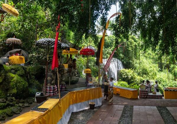 Taman Beji Griya Waterfall: Air Terjun & Ritual Melukat di Ngarai Punggul
