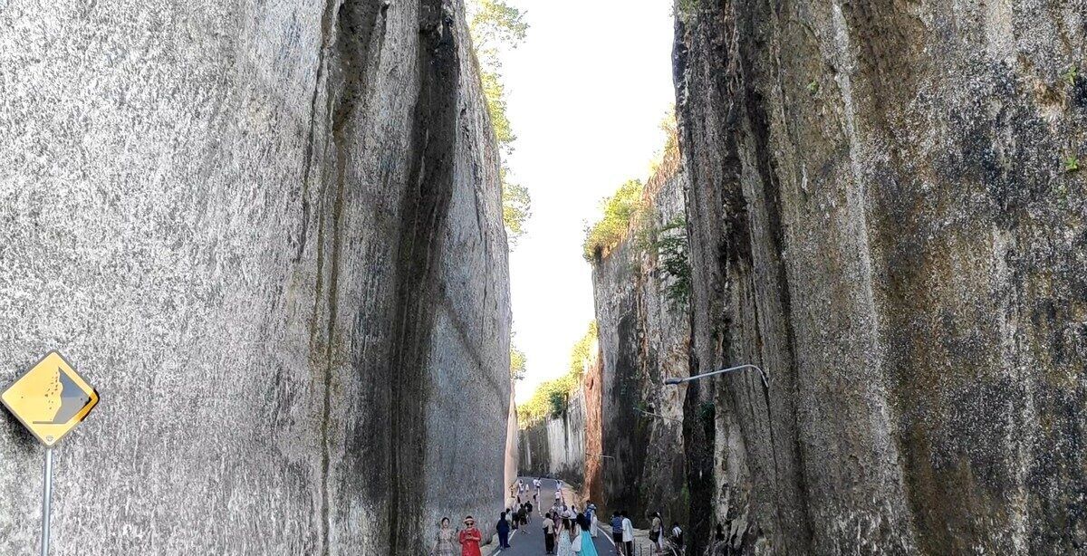 Tanah Barak Canyon, Kutuh: The White Limestone Corridor Near Pandawa