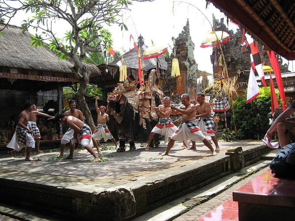 Tari Barong & Keris di Batubulan: Pertunjukan Sakral Setiap Pagi