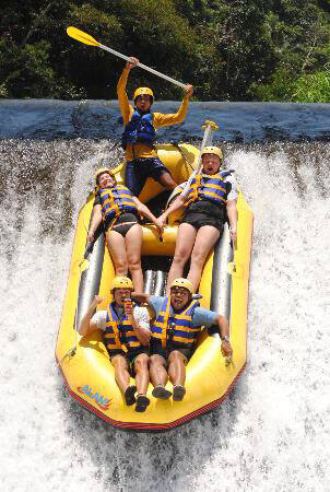 Telaga Waja River Rafting: Petualangan Arung Jeram Liar di Karangasem