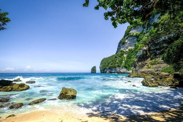 Tembeling Beach & Natural Pool Nusa Penida: Kolam Alami di Balik Hutan