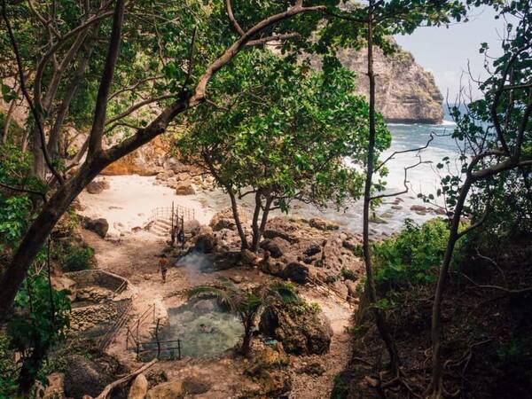 Tembeling Beach & Natural Pool Nusa Penida: Kolam Alami di Balik Hutan