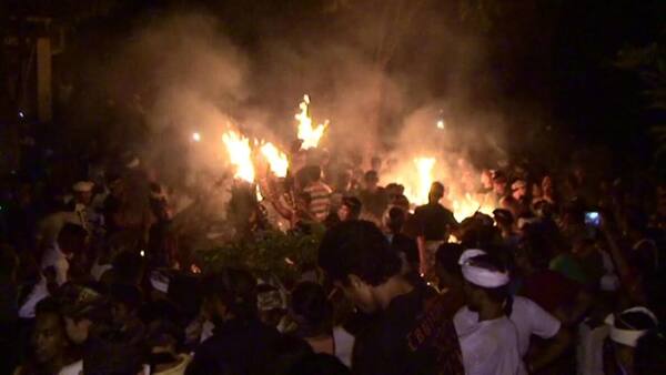 Ter-teran Desa Adat Jasri: Perang Api Malam Pengerupukan di Karangasem
