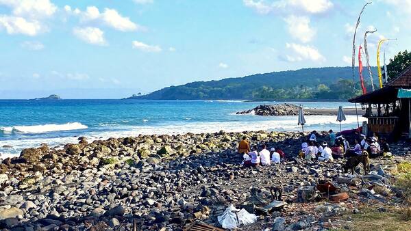 Ter-teran Desa Adat Jasri: Perang Api Malam Pengerupukan di Karangasem