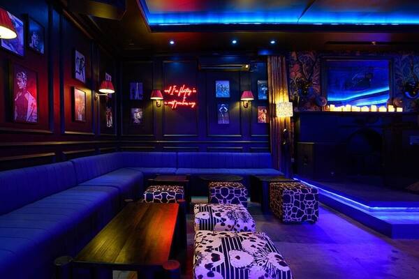 The Blue Door Ubud: Club Lounge, Harga Koktail, Berapa Habisnya