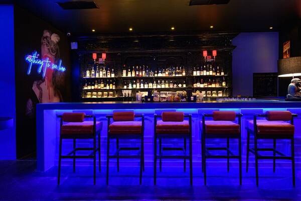 The Blue Door Ubud: Club Lounge, Harga Koktail, Berapa Habisnya