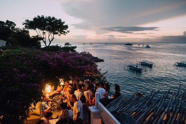 The Deck Cafe & Bar, Nusa Lembongan: Makan Sore & Sunset di Atas Jungutbatu