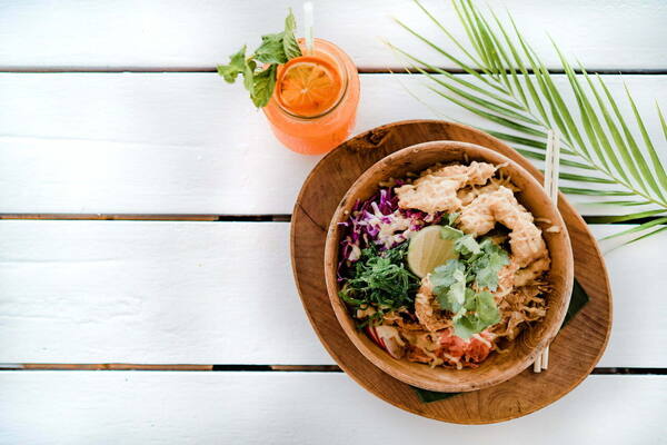 The Deck Cafe & Bar, Nusa Lembongan: Makan Sore & Sunset di Atas Jungutbatu