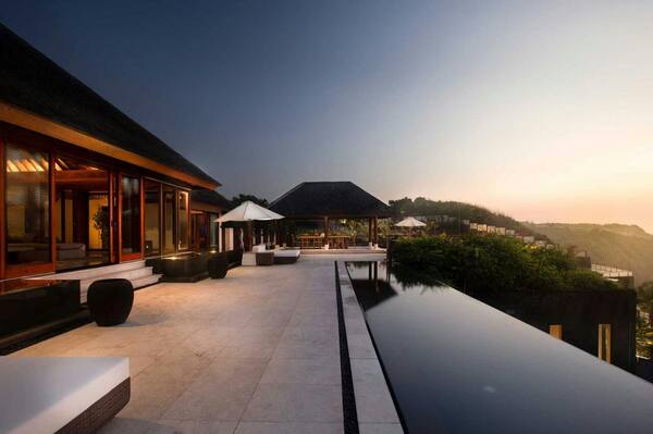 The Edge Bali, Uluwatu: Sky Pool di Tepi Tebing Pecatu