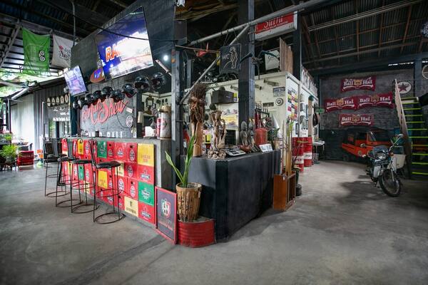 The Shed Sanur: Bar Mobil Antik, Live Band, Bintang Rp28 Ribu