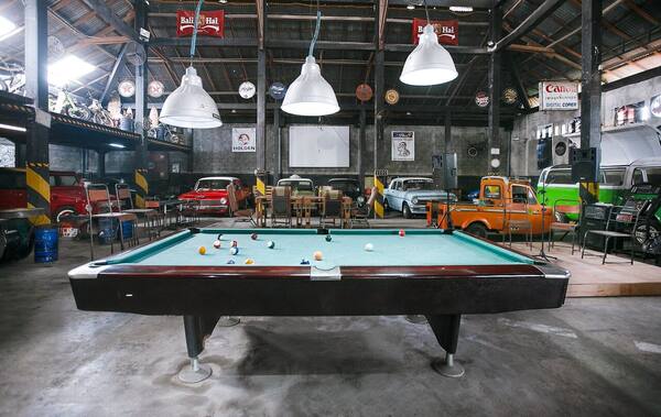 The Shed Sanur: Bar Mobil Antik, Live Band, Bintang Rp28 Ribu