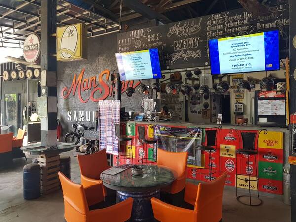 The Shed Sanur: Bar Mobil Antik, Live Band, Bintang Rp28 Ribu