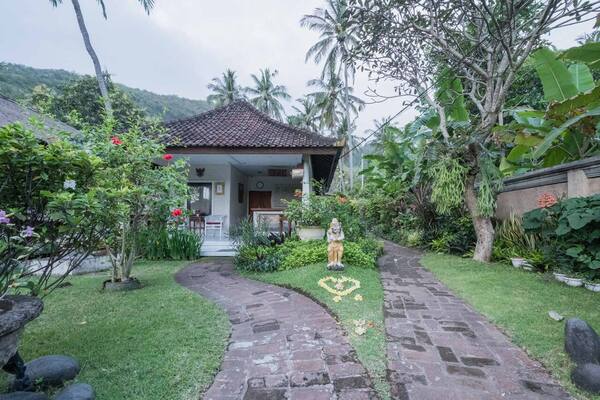 The Watergarden Candidasa: Bungalow Kolam Teratai untuk Siapa?